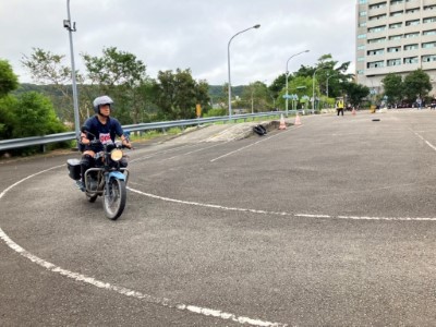 圖三、考生進行循環檔機車測驗項目 (新竹分署提供)